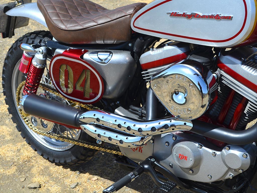 Bultracker 04 Siebla, a scrambler by Lord Drake Kustoms. Details of scapes, engine and side number.