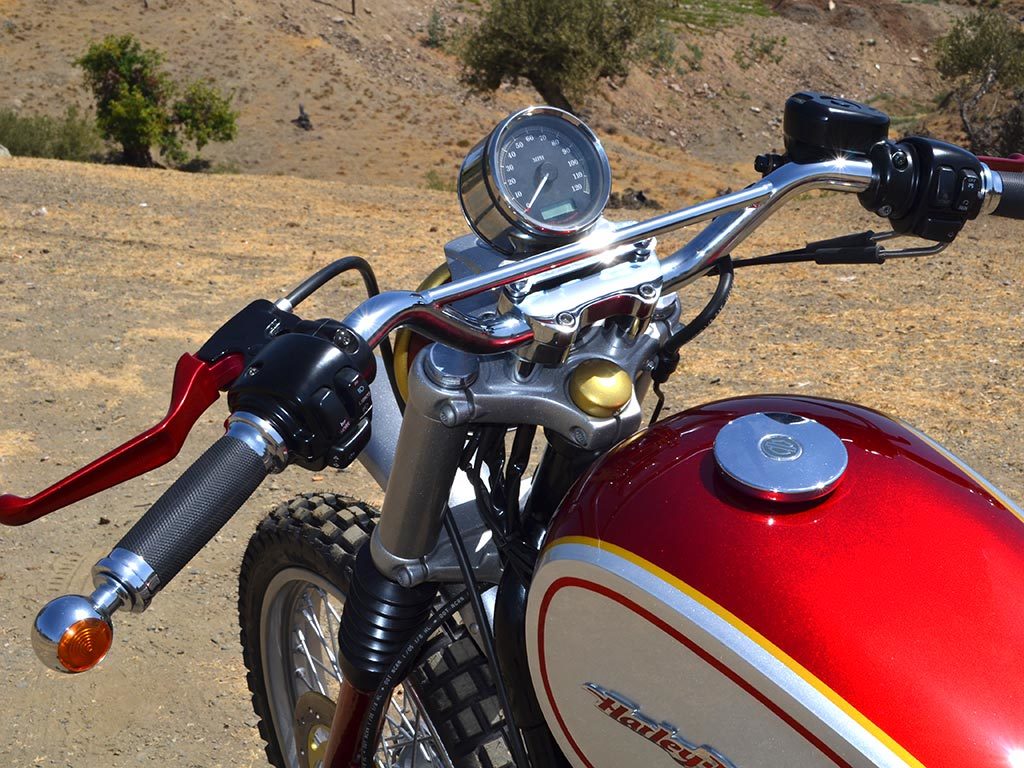 Bultracker 04 Siebla, a scrambler by Lord Drake Kustoms. Details of the speedometer and tank.