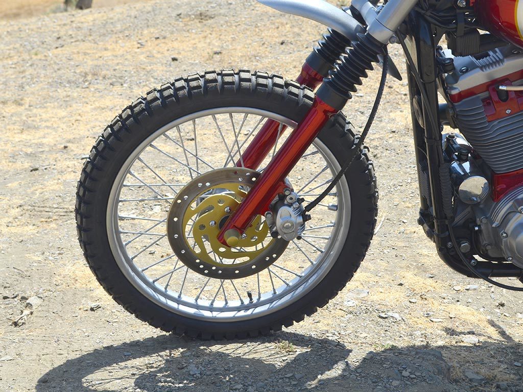Bultracker 04 Siebla, a scrambler by Lord Drake Kustoms. Details of the front wheel.